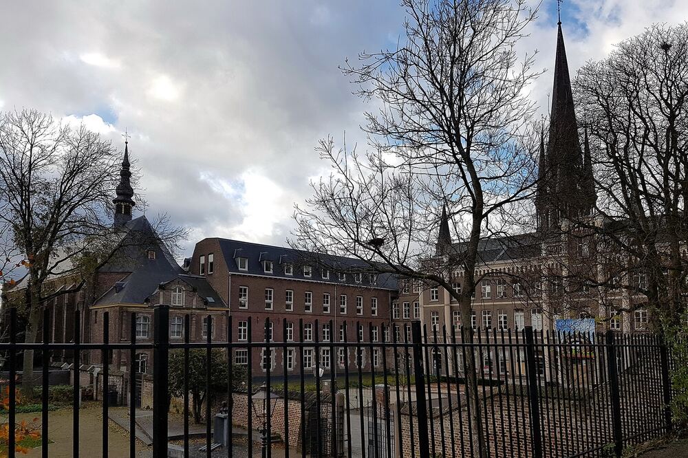 Kloostergebouwen met kerktoren in het centrum van Sittard