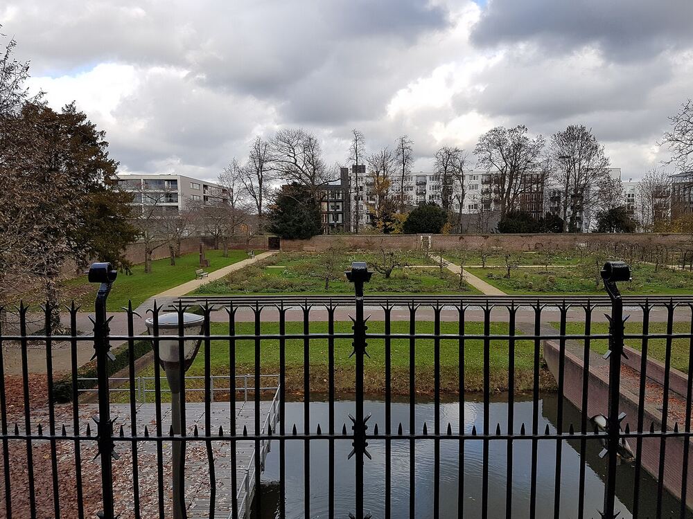 Groene schootsvelden met water aan de rand van de Sittardse binnenstad